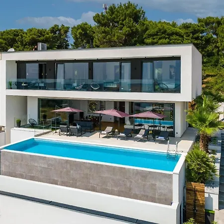 Ferienhaus Mit Privatpool Fuer 9 Personen Ca 400 Qm In Medulin, Istrien Suedkueste Von Istrien - B62240 Medulin